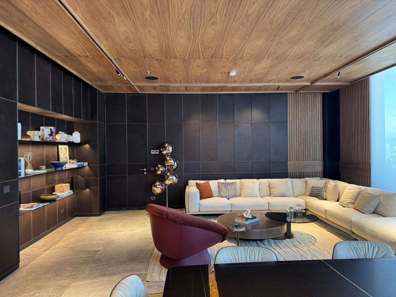 Sala de juntas con librero oscuro