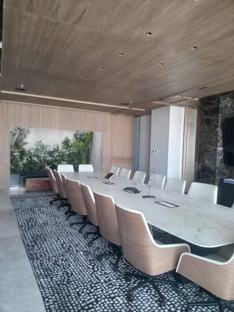 Mesa de consejo larga bajo el plafón de madera