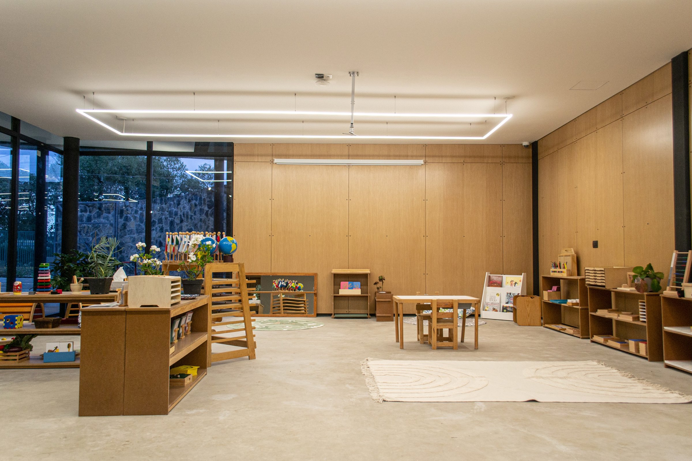Aula con estanterías de material a escala de niño
