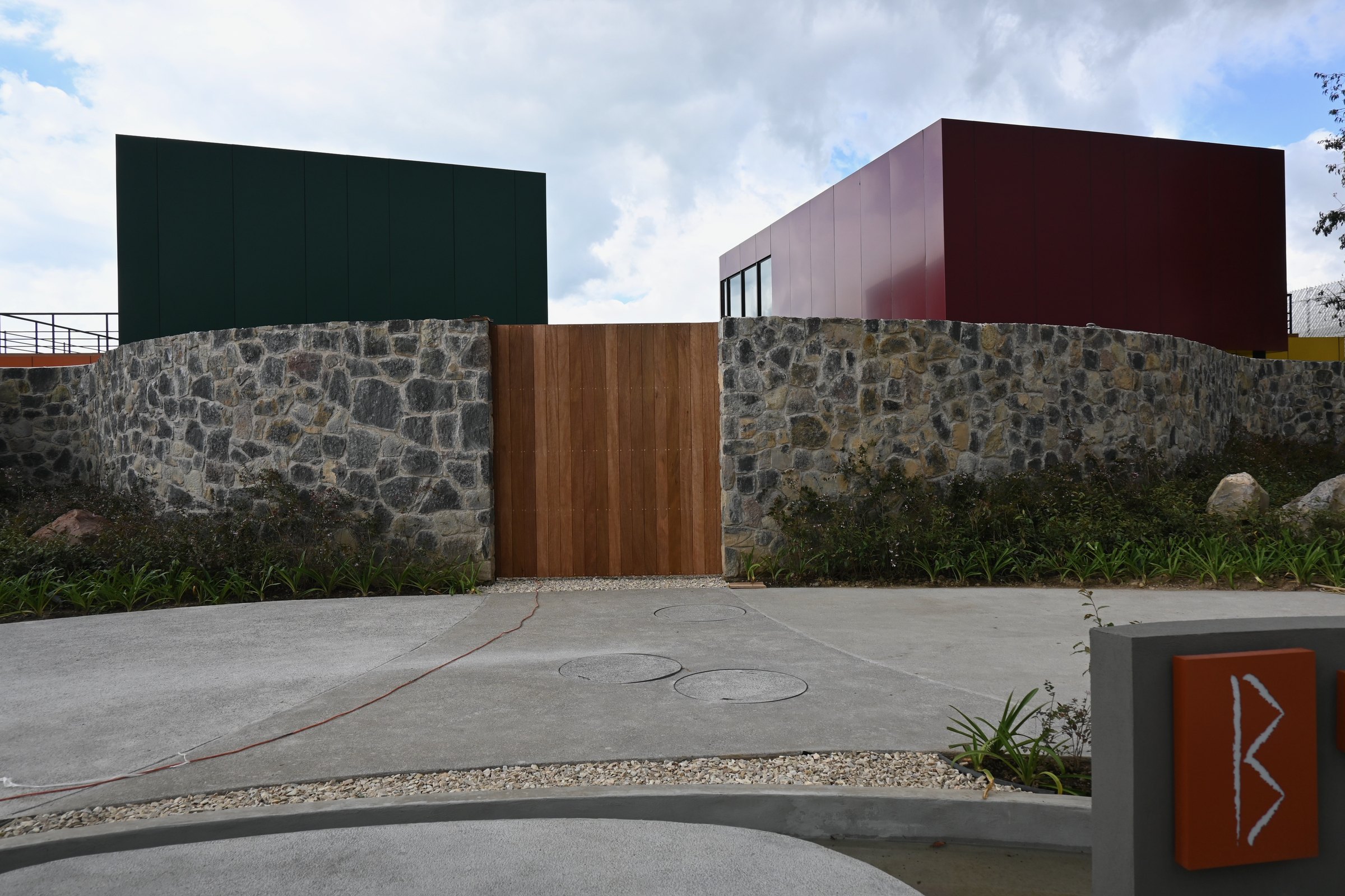 Los volúmenes de color sobre el muro de piedra