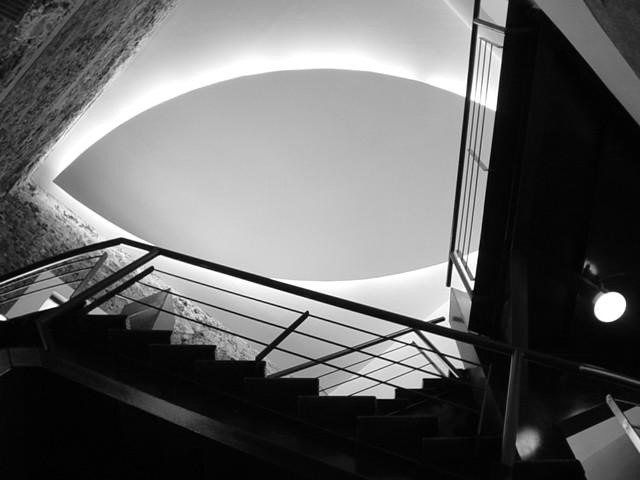 Óculo oval abierto sobre la escalera