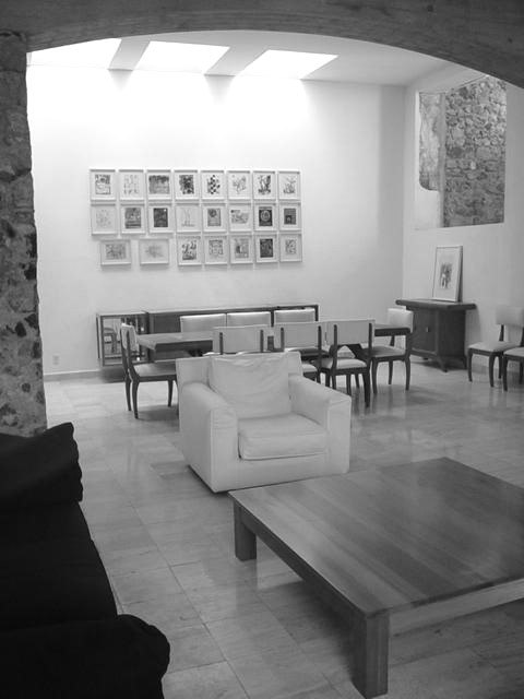 Sala de lectura con sillones y mesas
