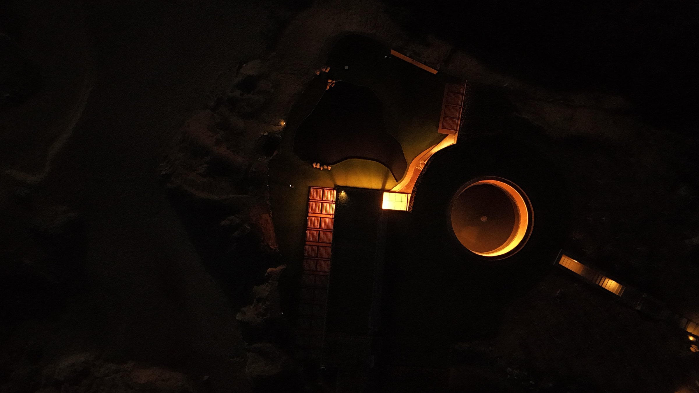 Una lámpara encendida en la penumbra