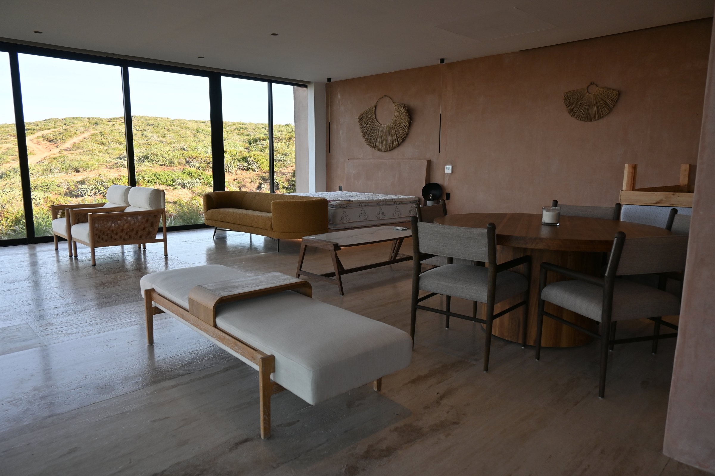 Comedor bajo el techo de madera, abierto al paisaje