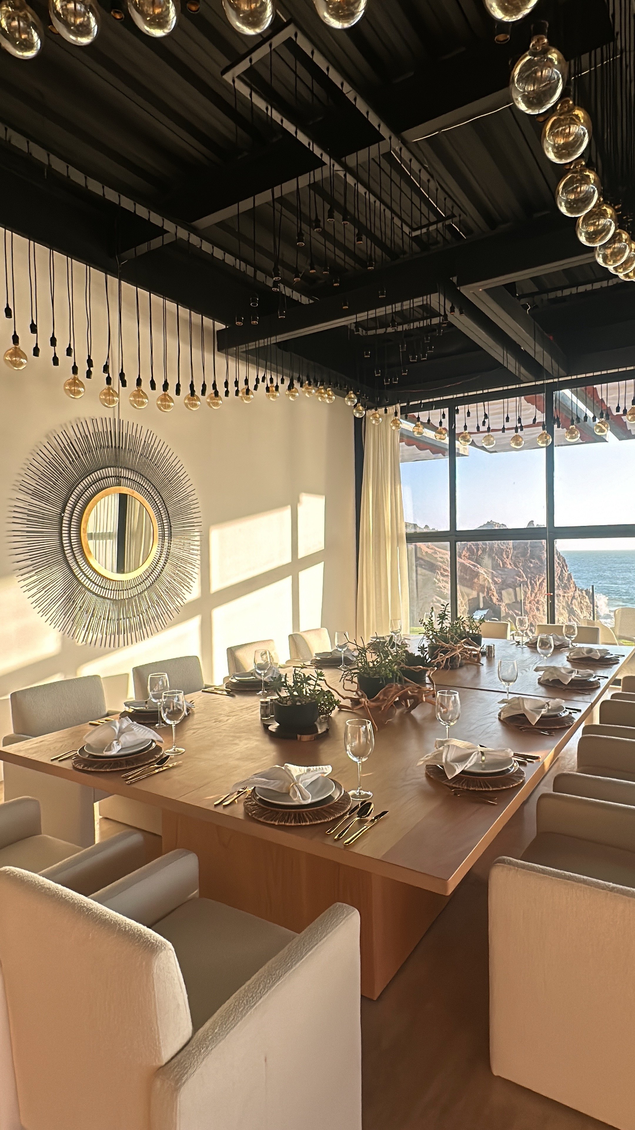 El comedor puesto bajo el óculo