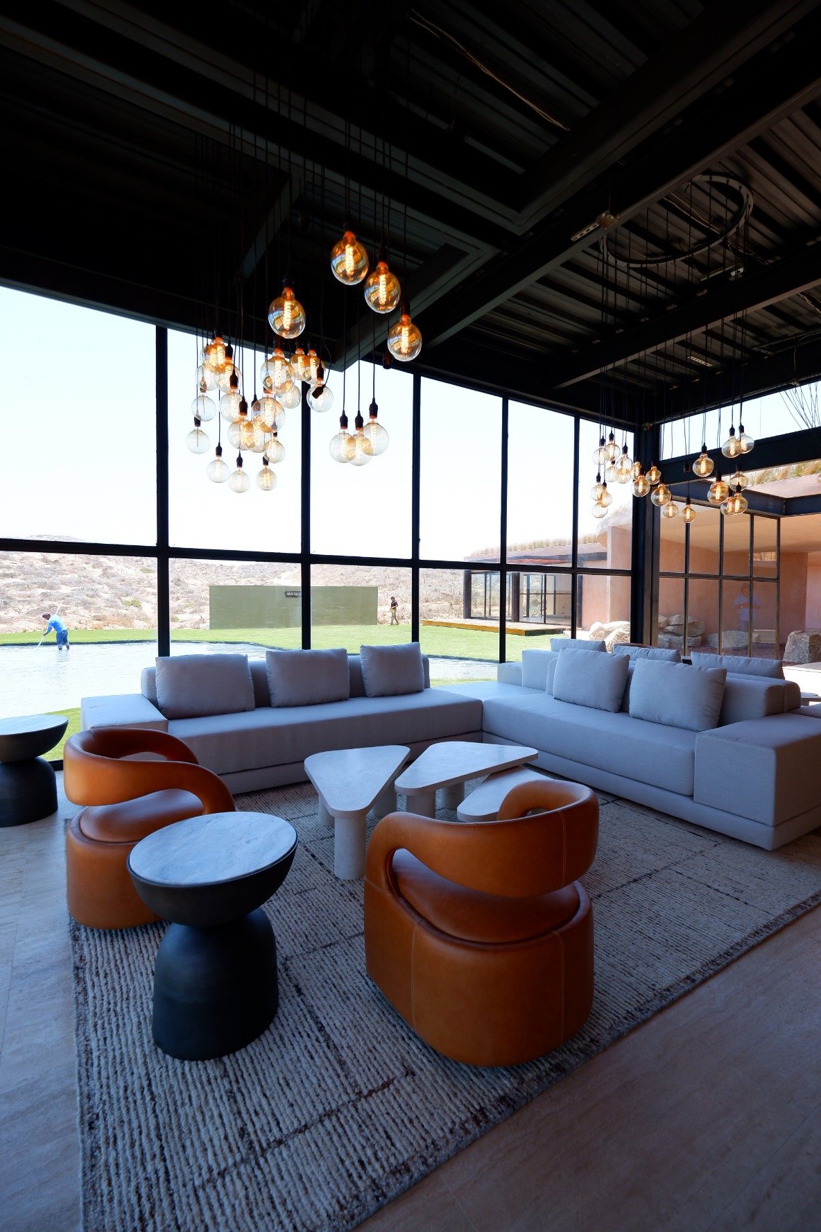 Sala con sillones frente al ventanal