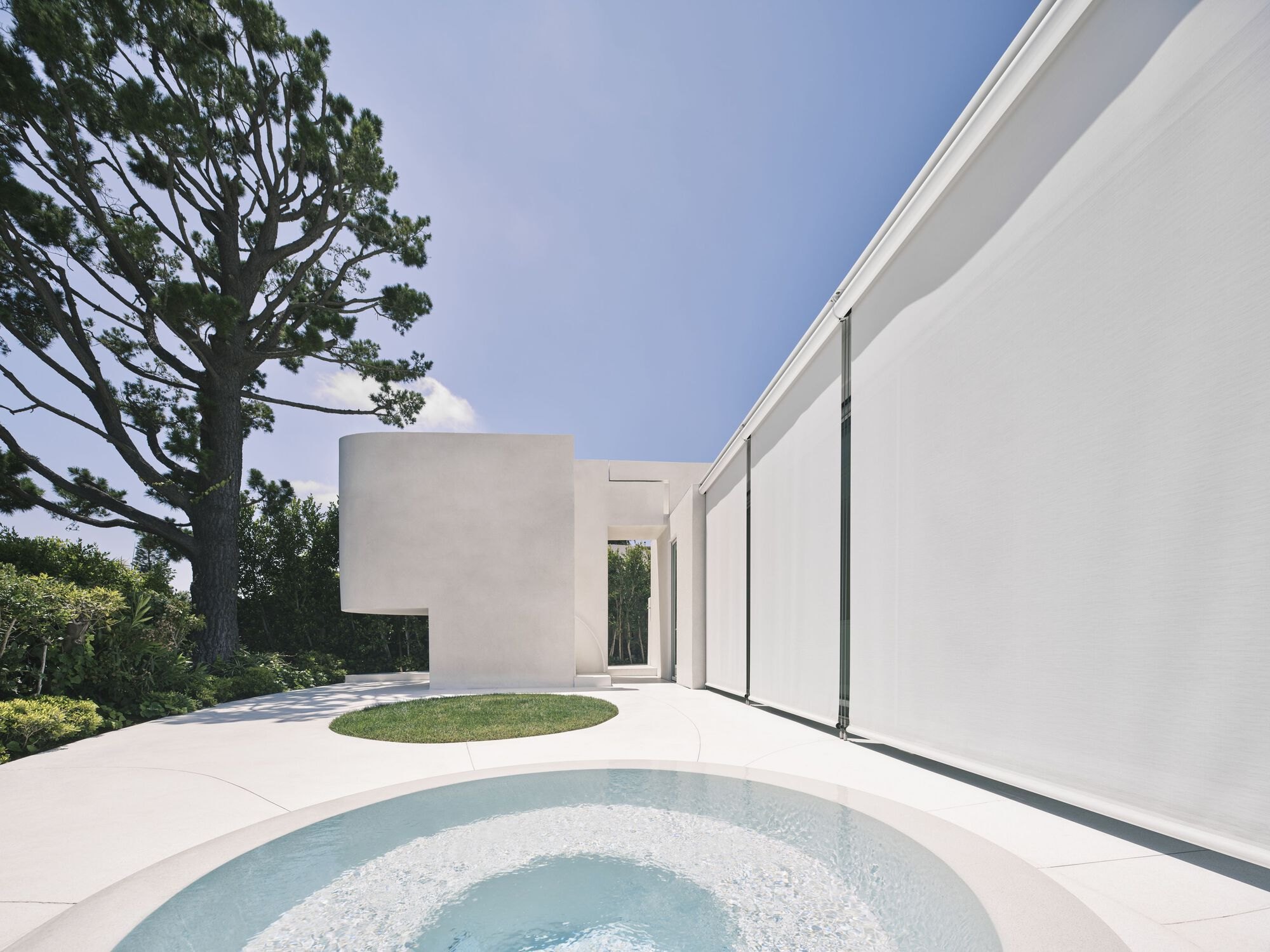 El jacuzzi circular junto a la casa