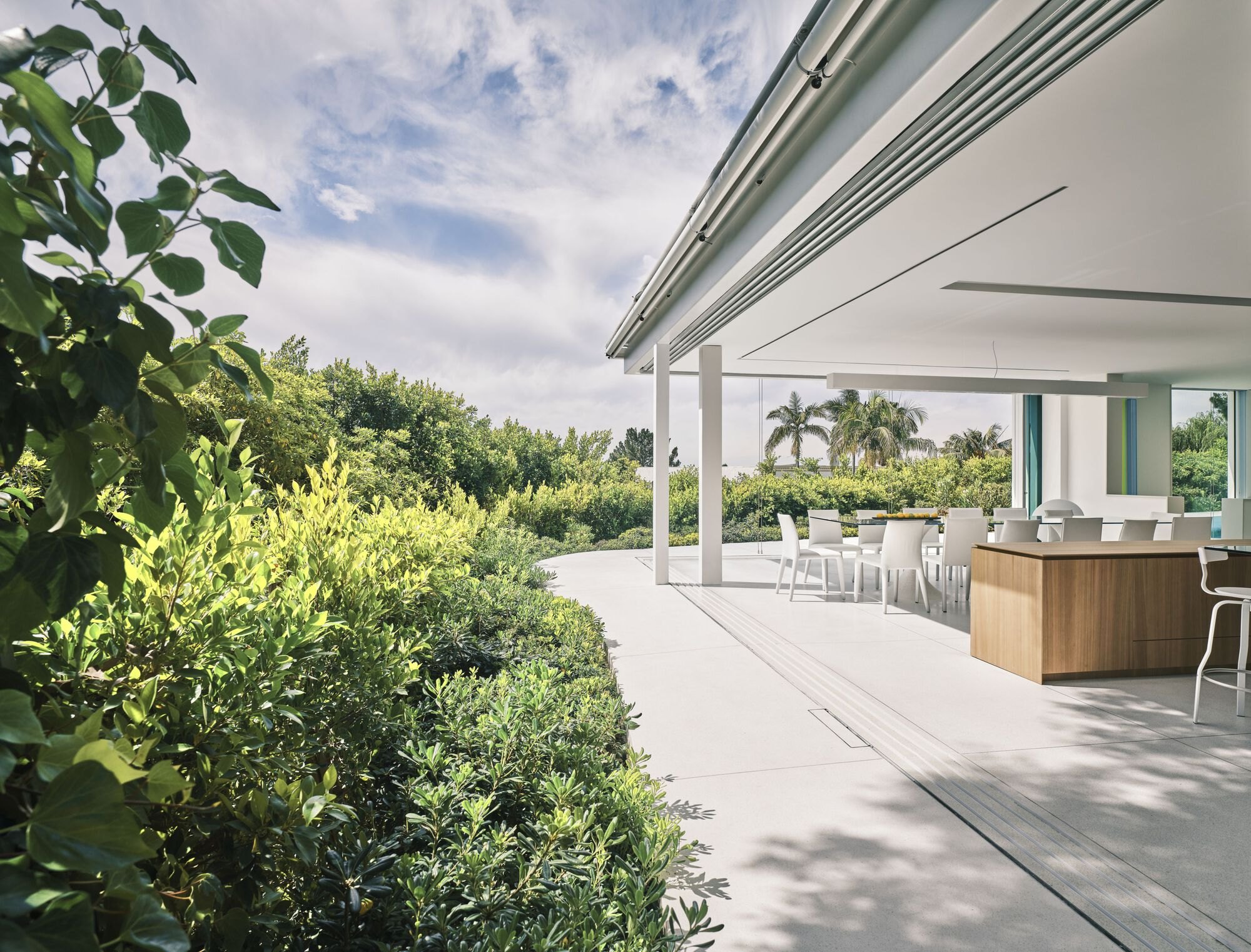 Terraza cubierta abierta al jardín