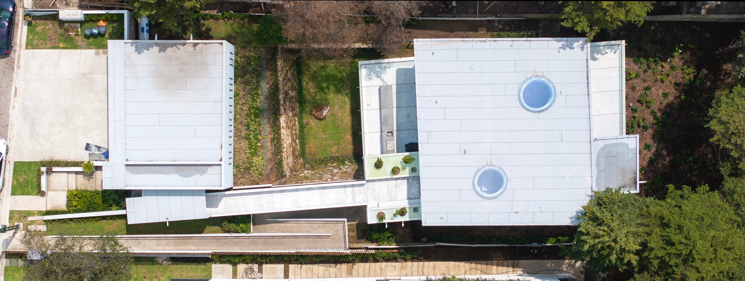 La casa desde el aire, con la alberca