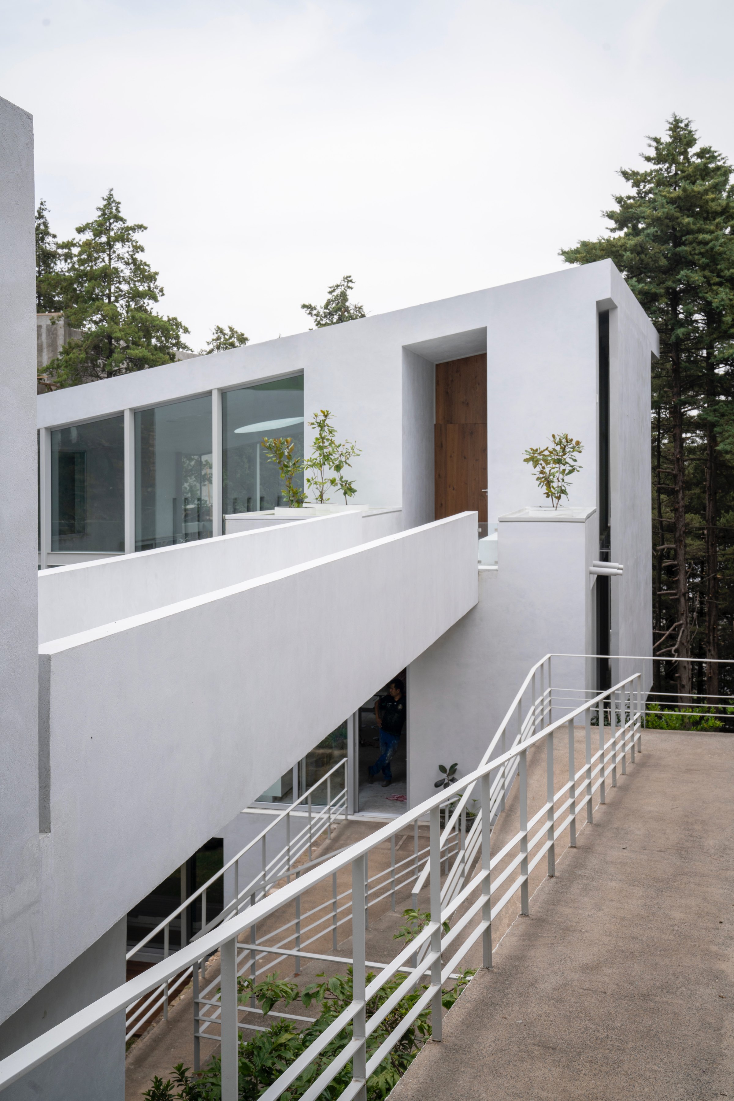 La fachada blanca entre los árboles