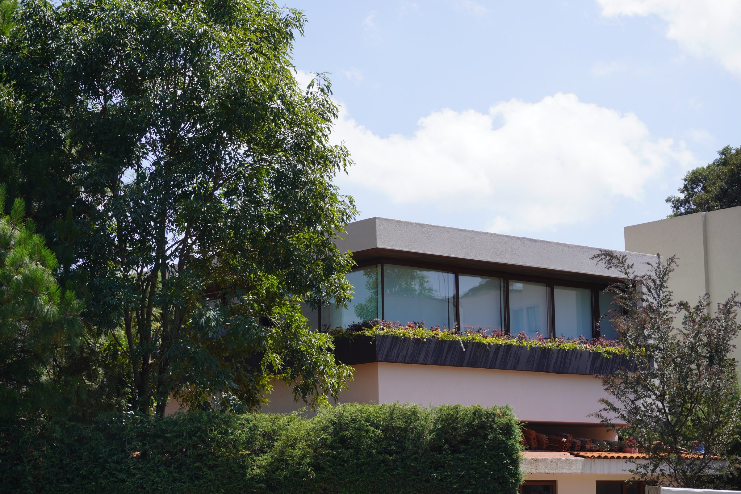 La casa entre el arbolado, con la terraza abierta
