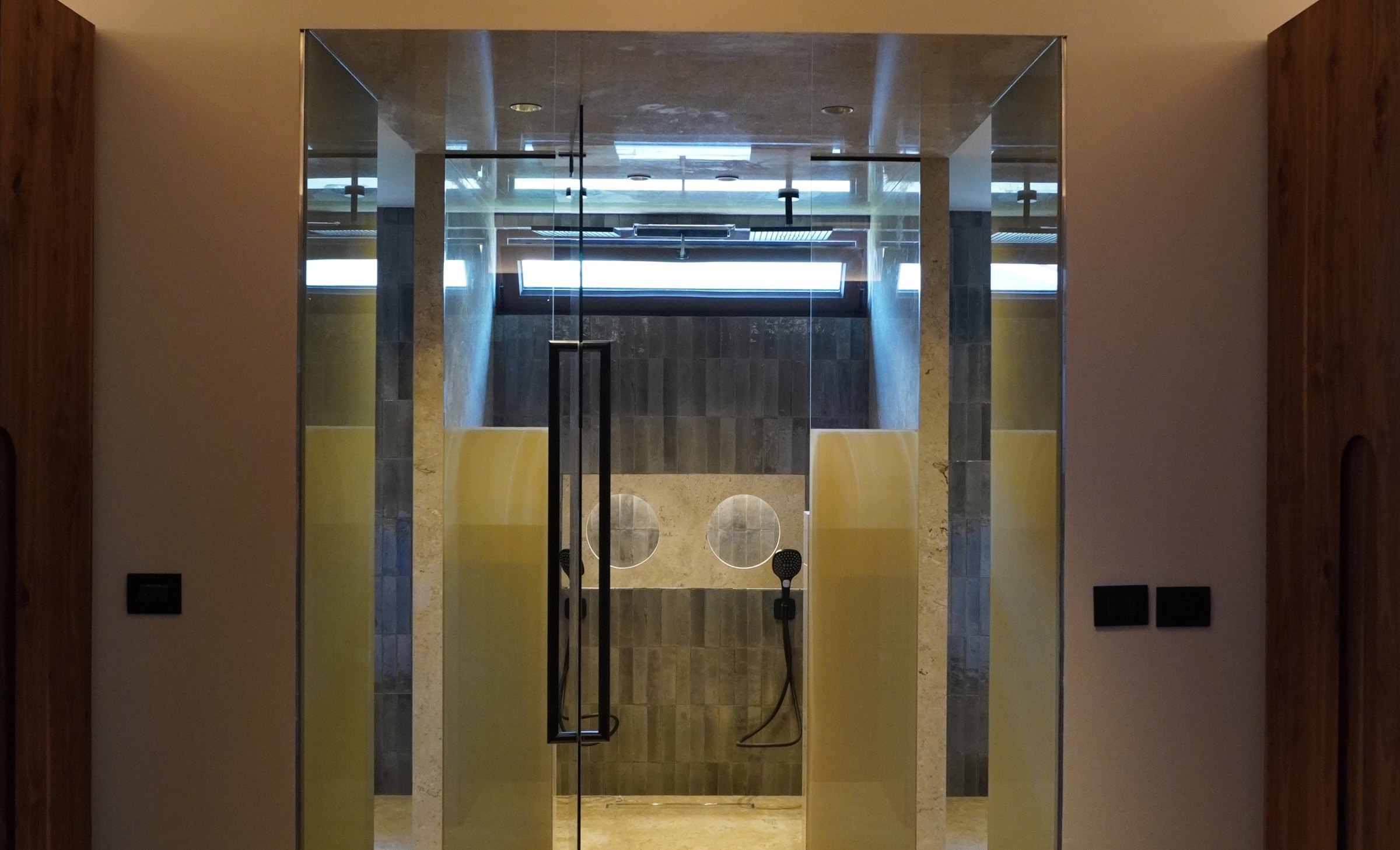 Vestíbulo con puerta de cristal y latón