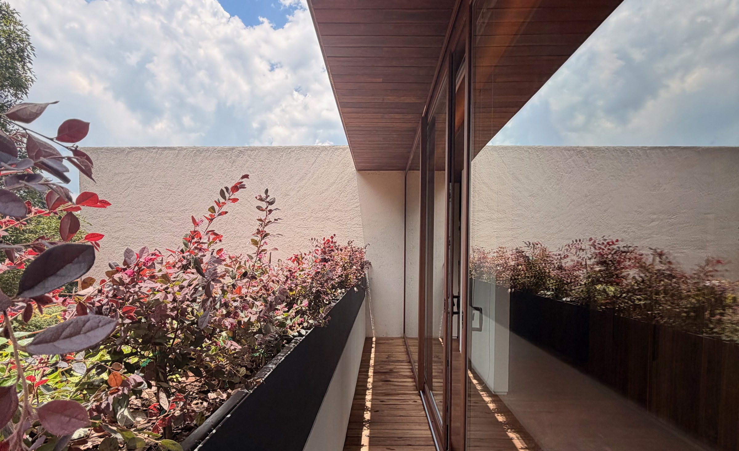 Corredor exterior con jardineras floridas
