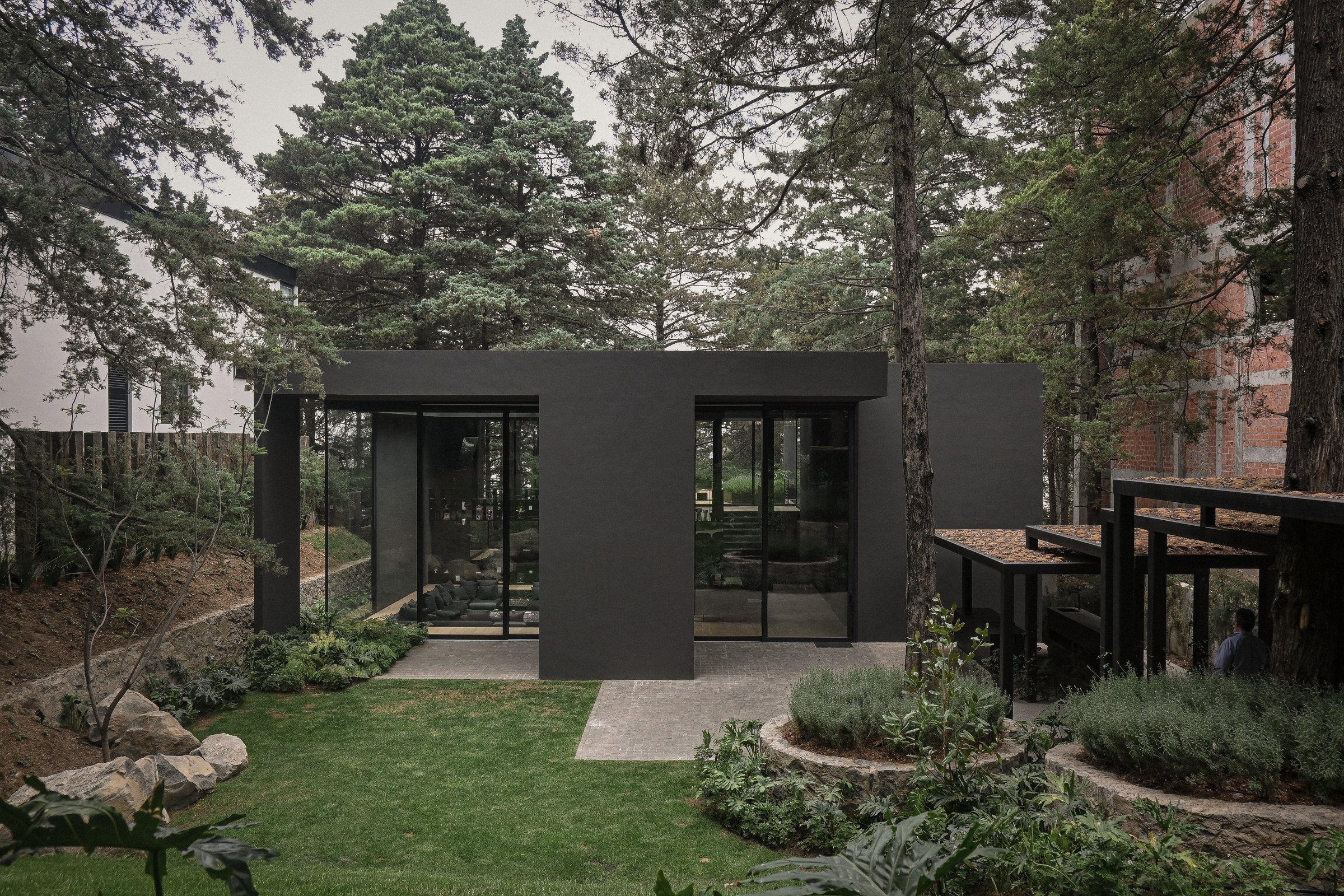 La casa desde el jardín, entre los pinos
