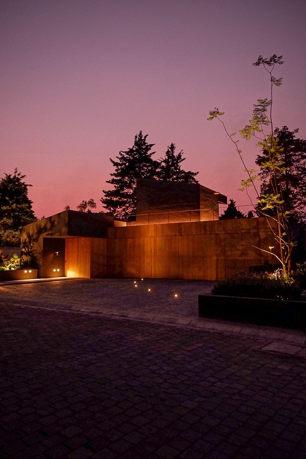La casa iluminada al anochecer