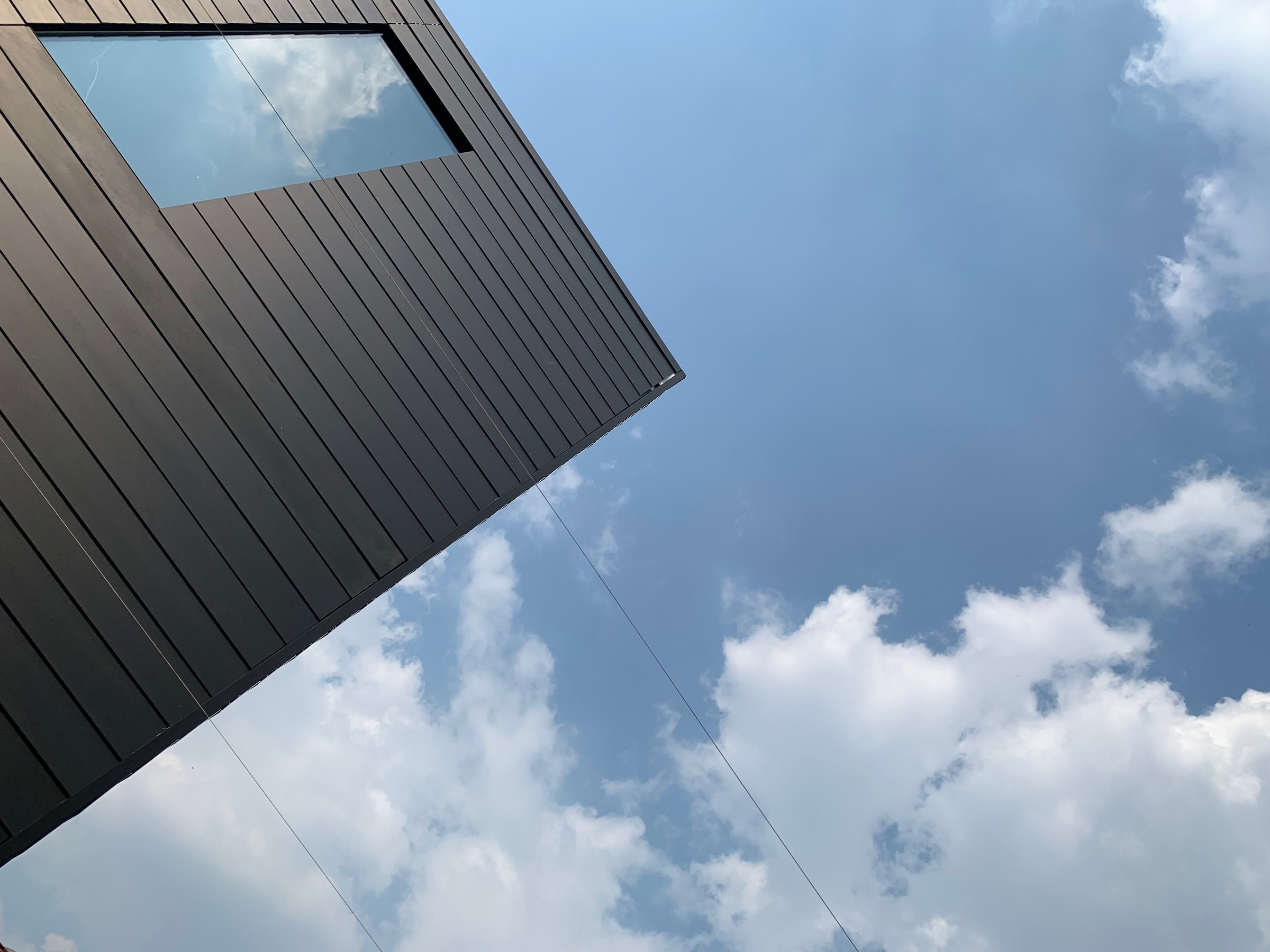 El vértice acristalado contra el cielo