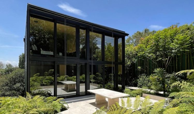 La casa entre helechos, con la terraza acristalada