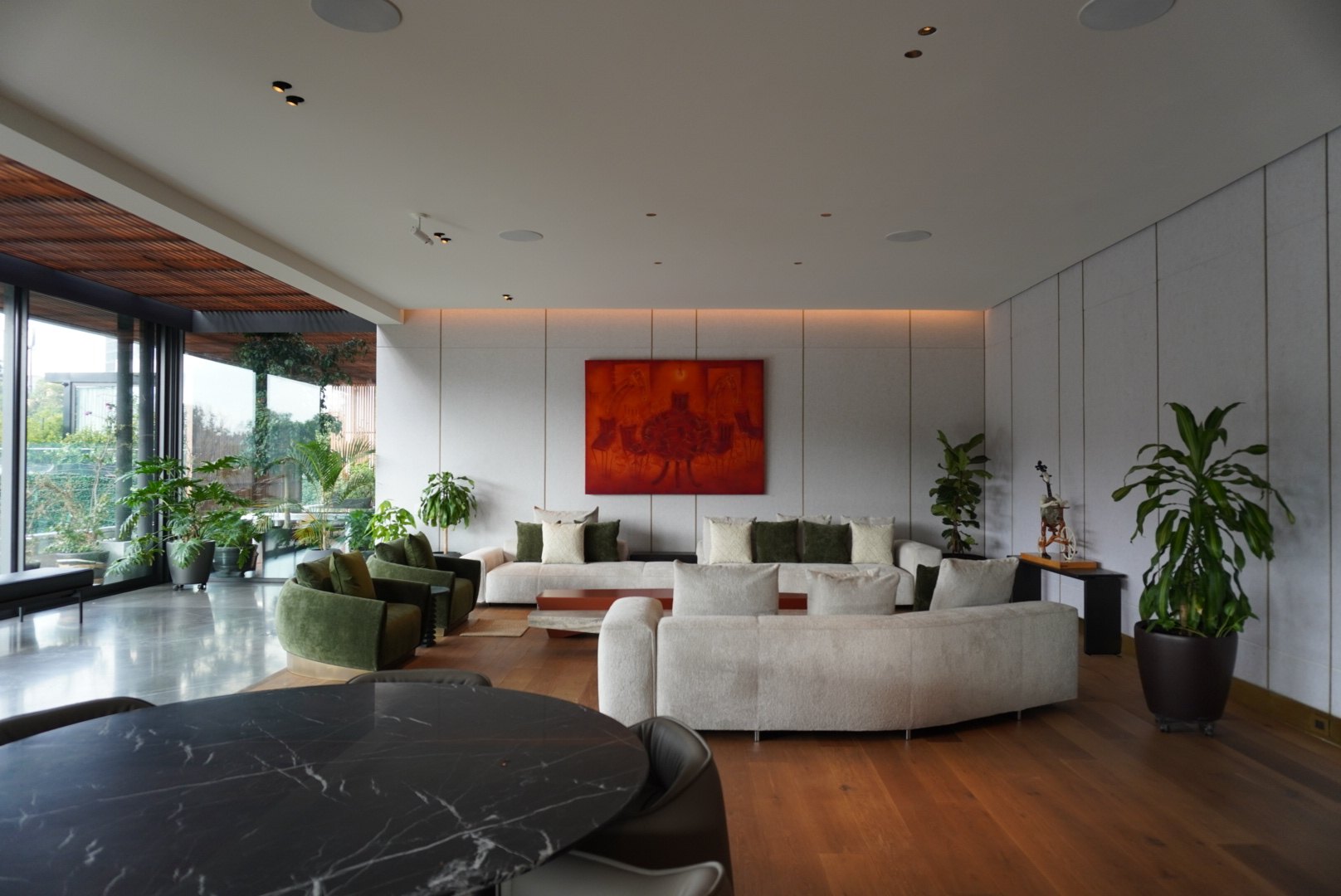 Sala con obra de arte y vegetación interior