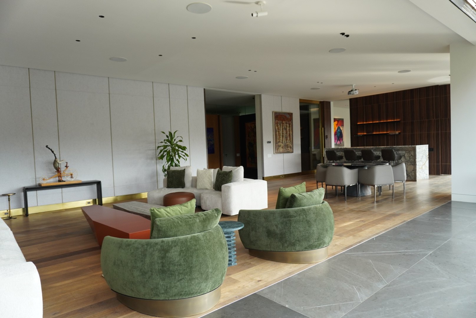 Estancia abierta al comedor y la cocina