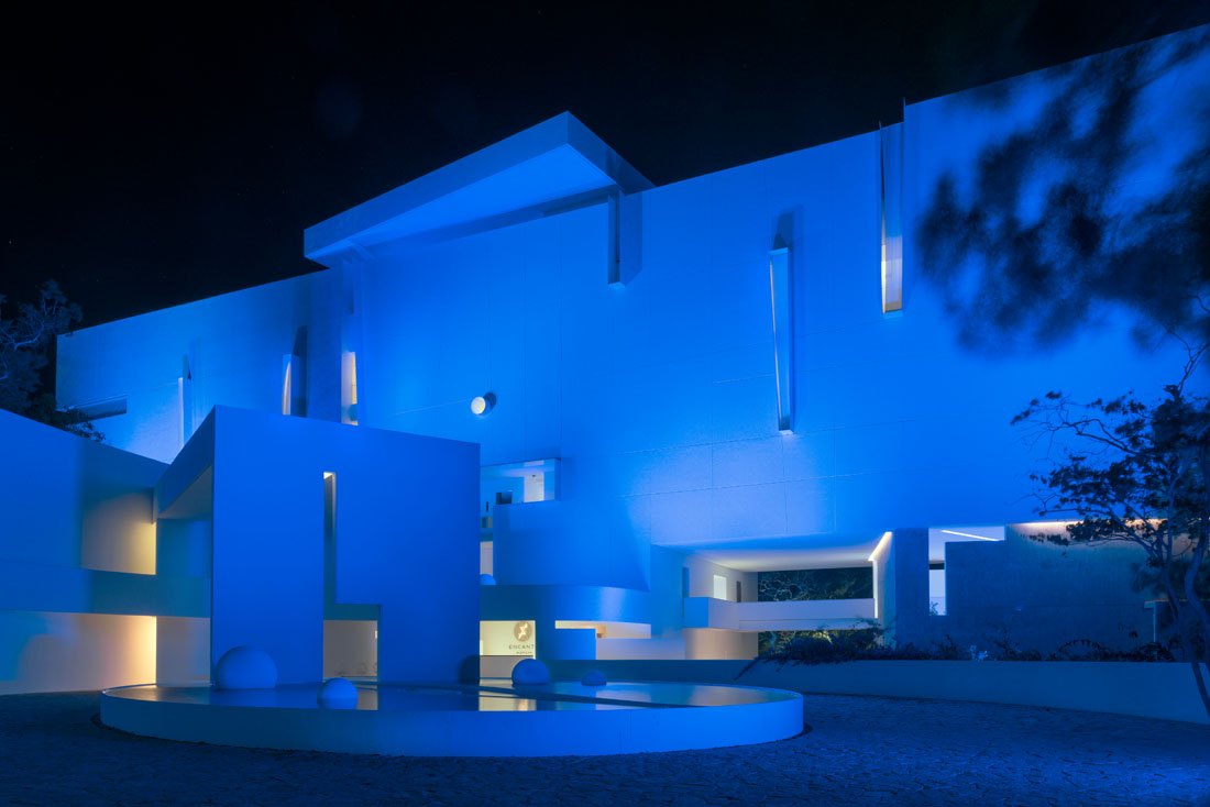 La casa iluminada de azul por la noche