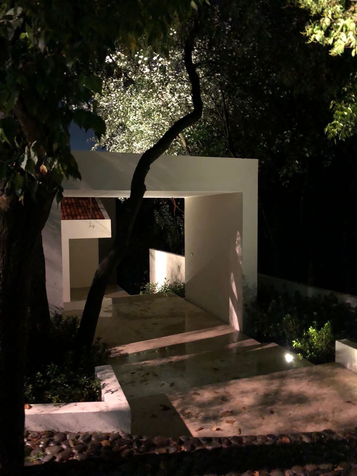 El acceso iluminado de noche