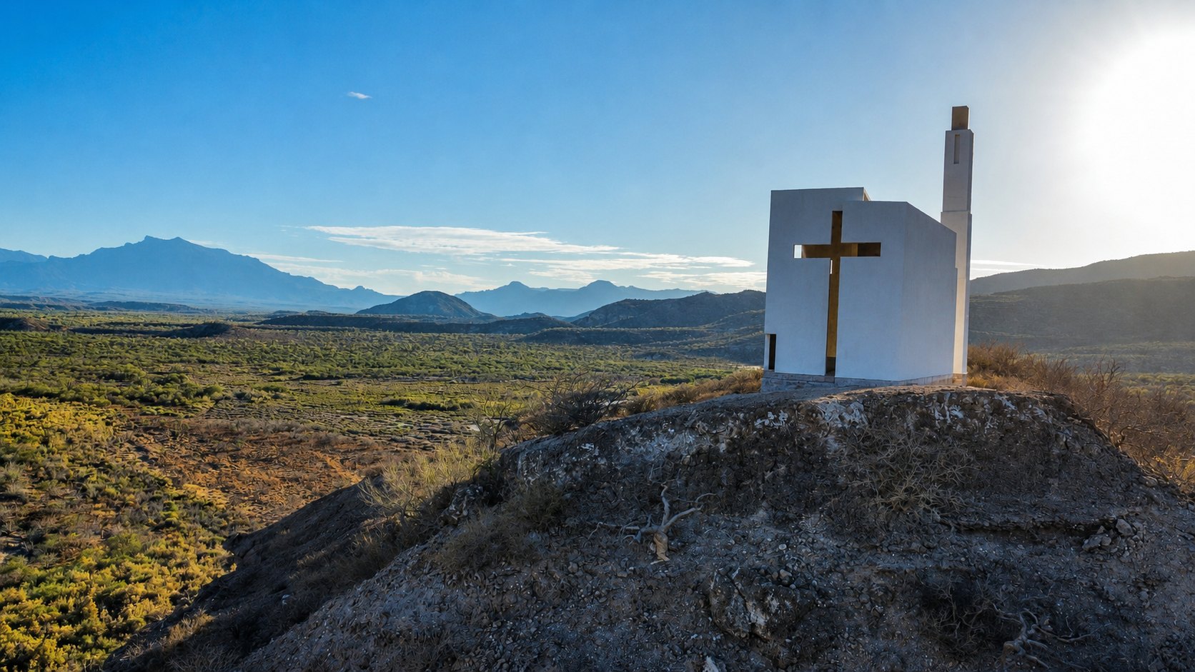 La iglesia en la colina con la cruz, al amanecer