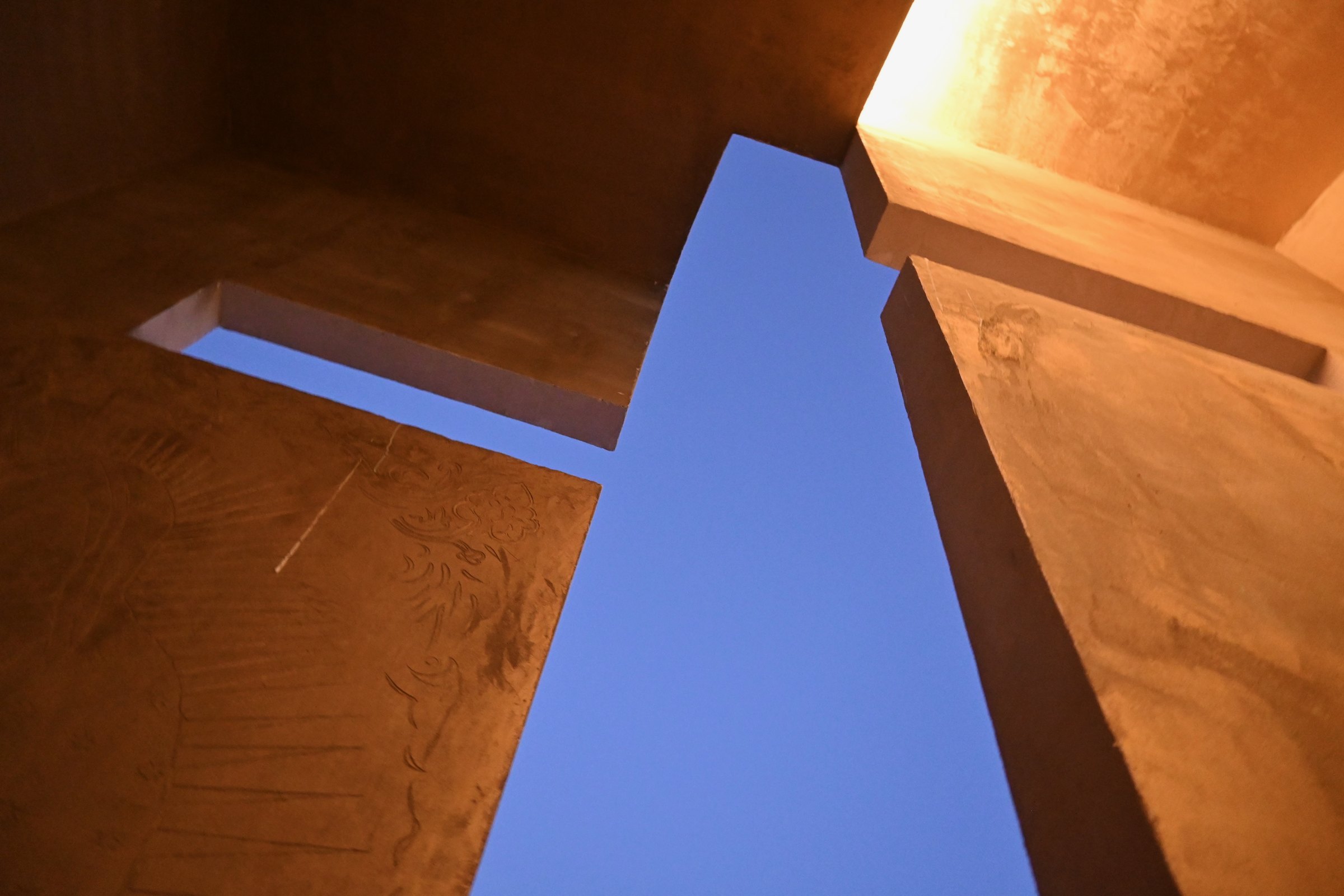La cruz de luz proyectada en el interior