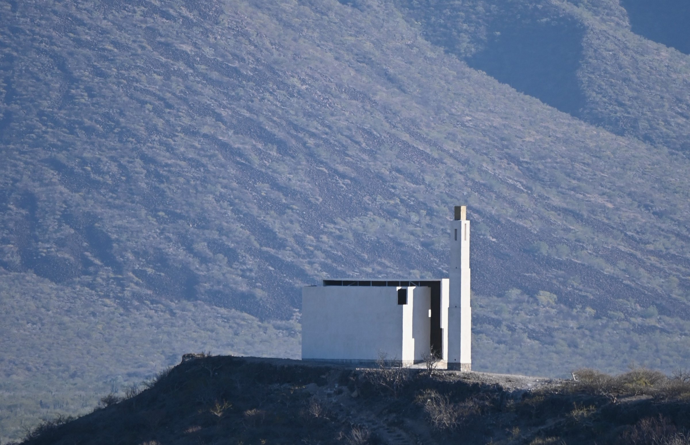 La iglesia contra la ladera de la sierra