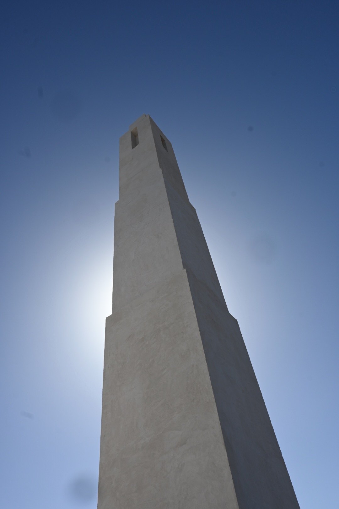 El campanario recortado contra el cielo