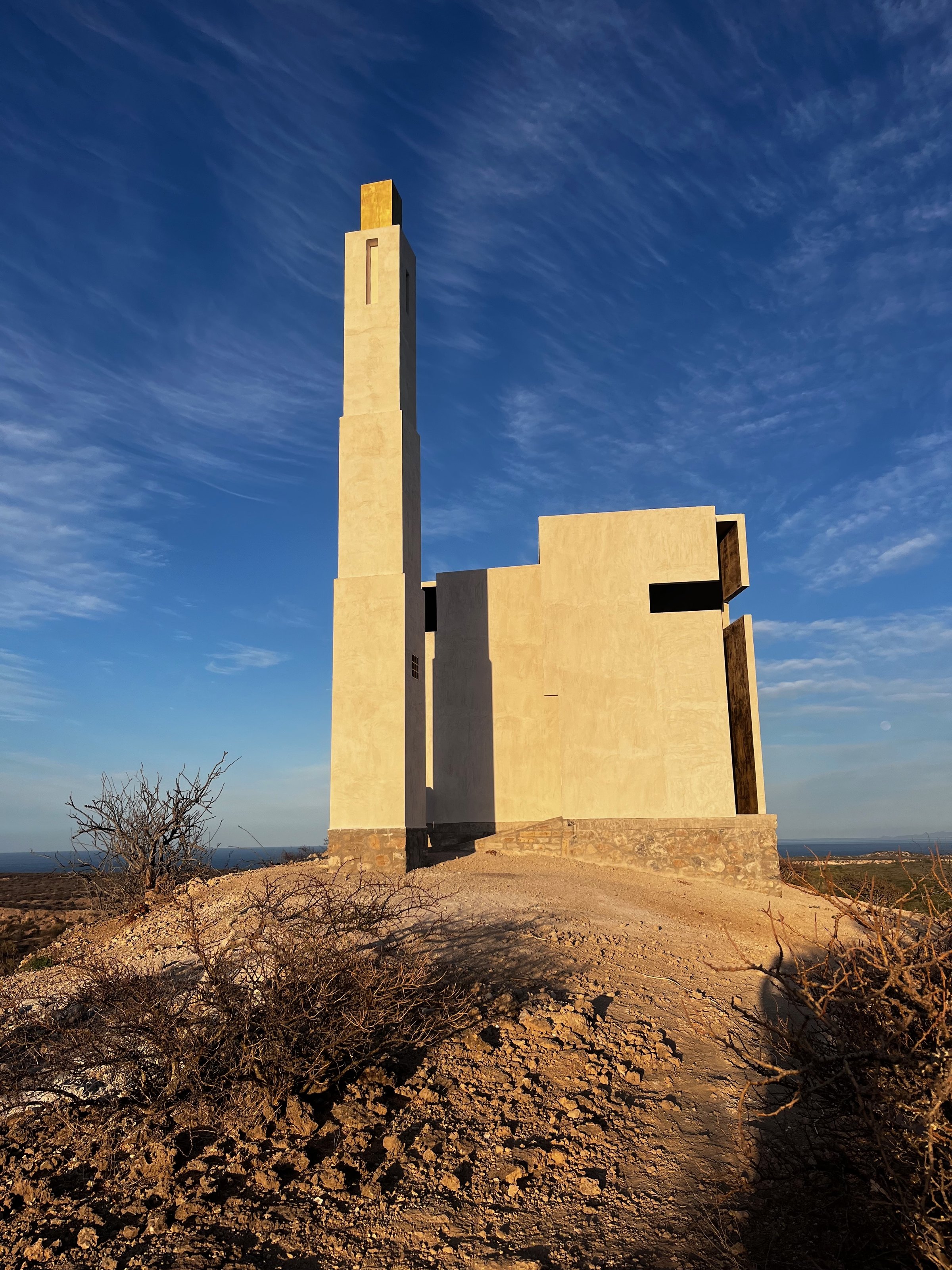La fachada con la cruz abierta en el muro