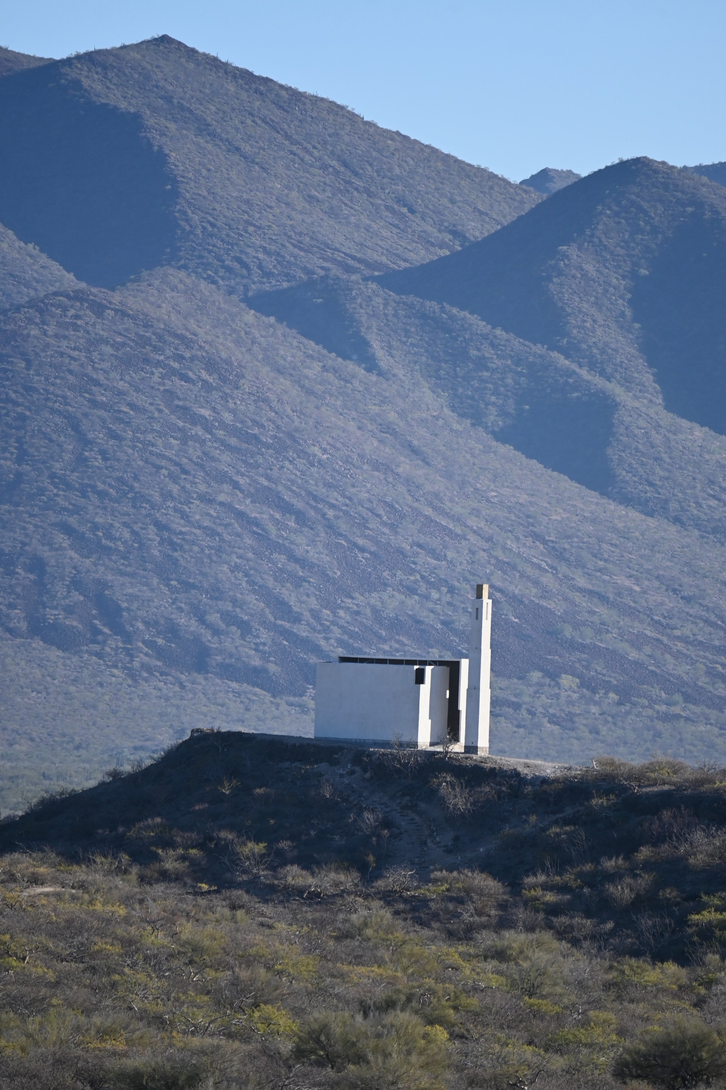 Las dos torres frente a la sierra