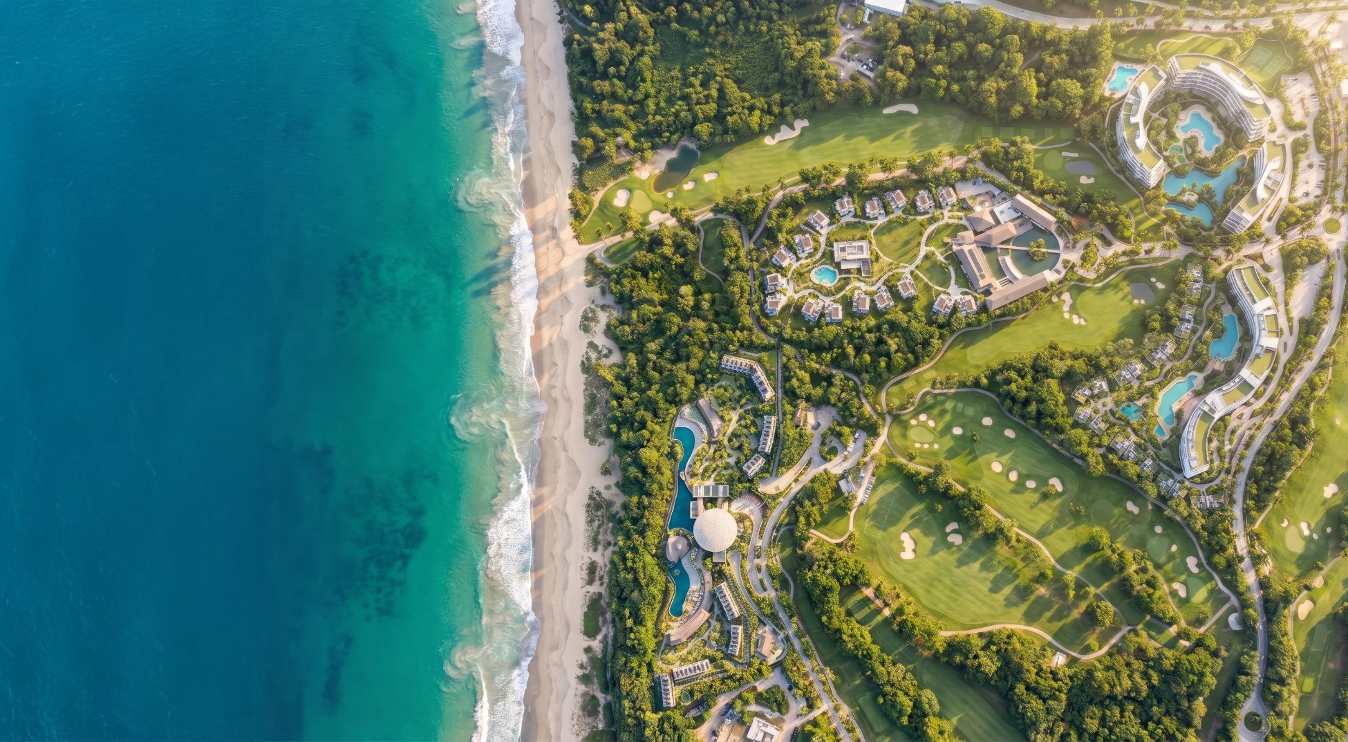 Vista aérea del conjunto sobre la costa y el campo de golf