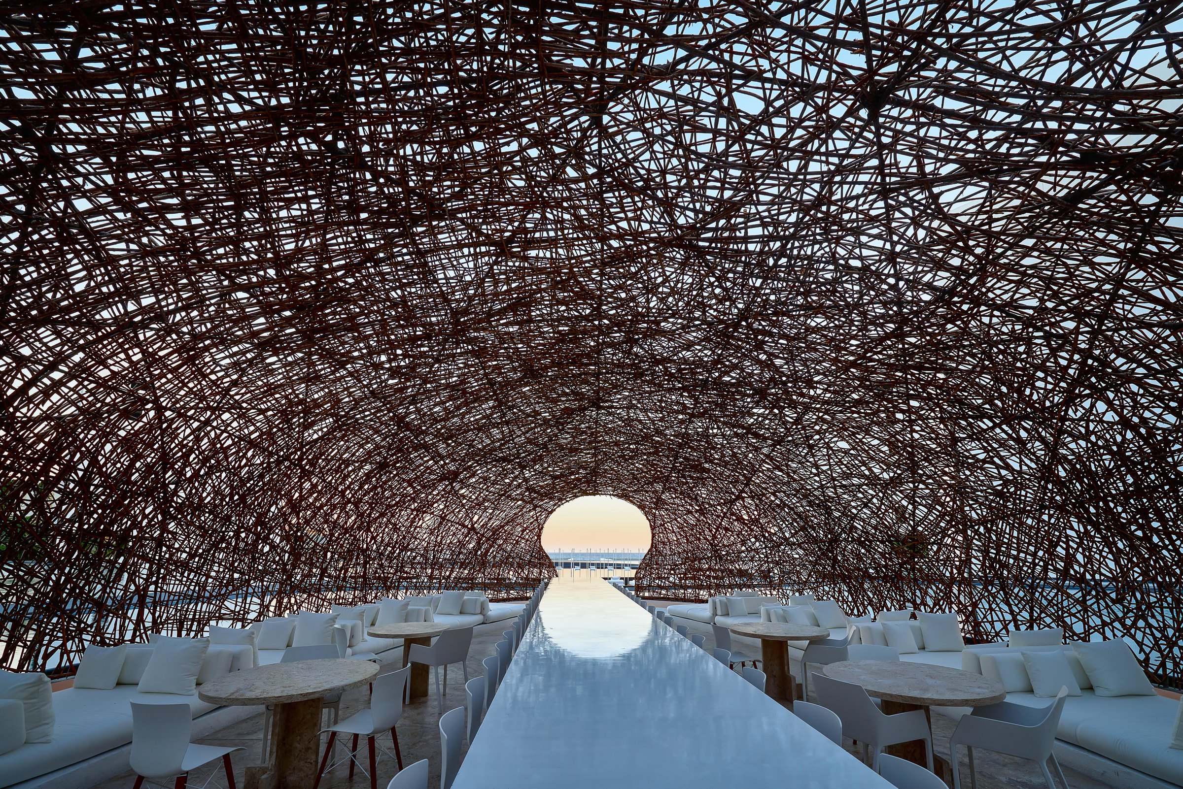 La cúpula tejida sobre el restaurante