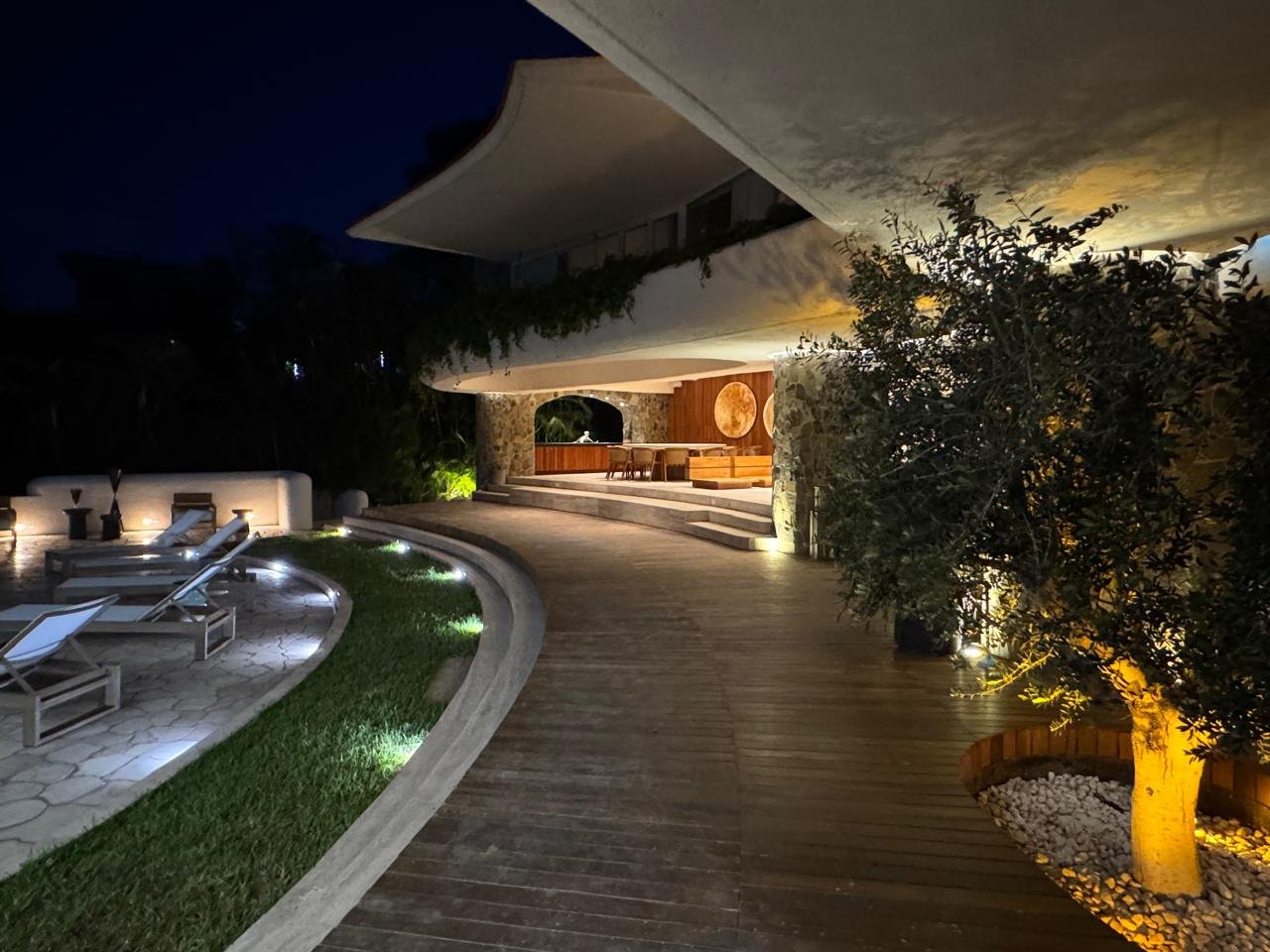 Terraza de madera iluminada de noche