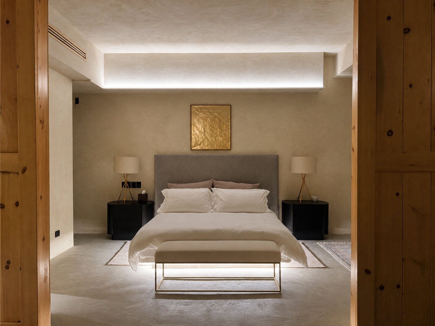 Recámara con cabecera de madera y luz cálida